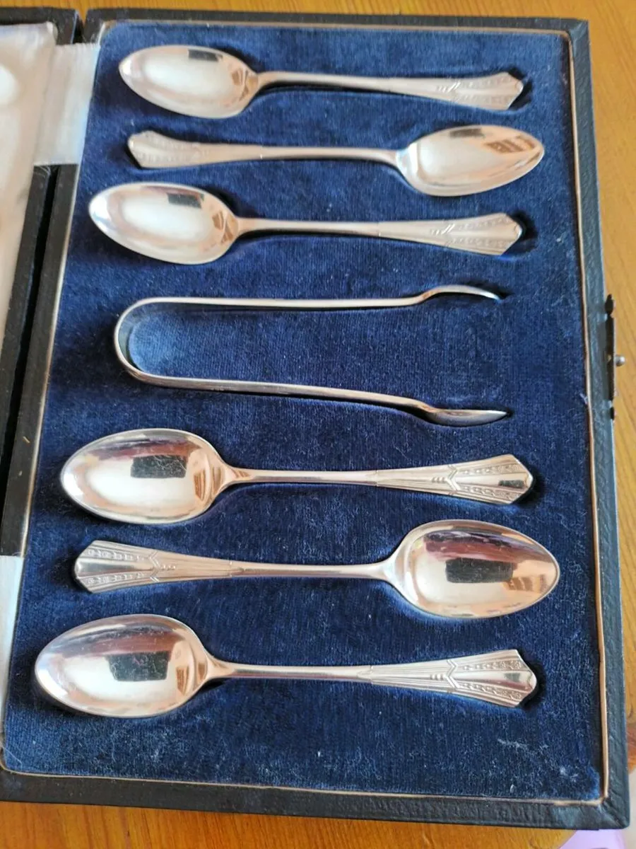 Cased Set of 6 Tea/Coffee Spoons & Sugar Nips. - Image 1