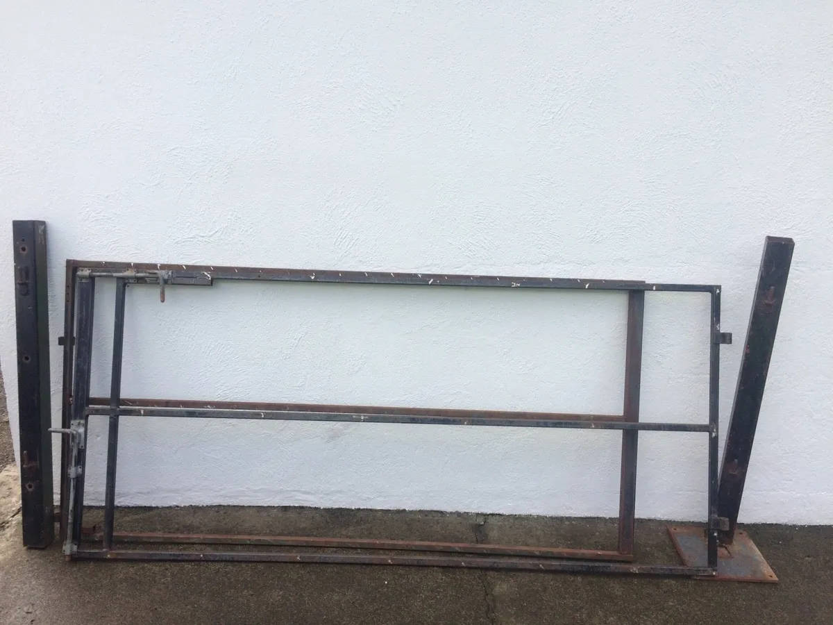 14FT Gate with Hanging pillars - Image 1
