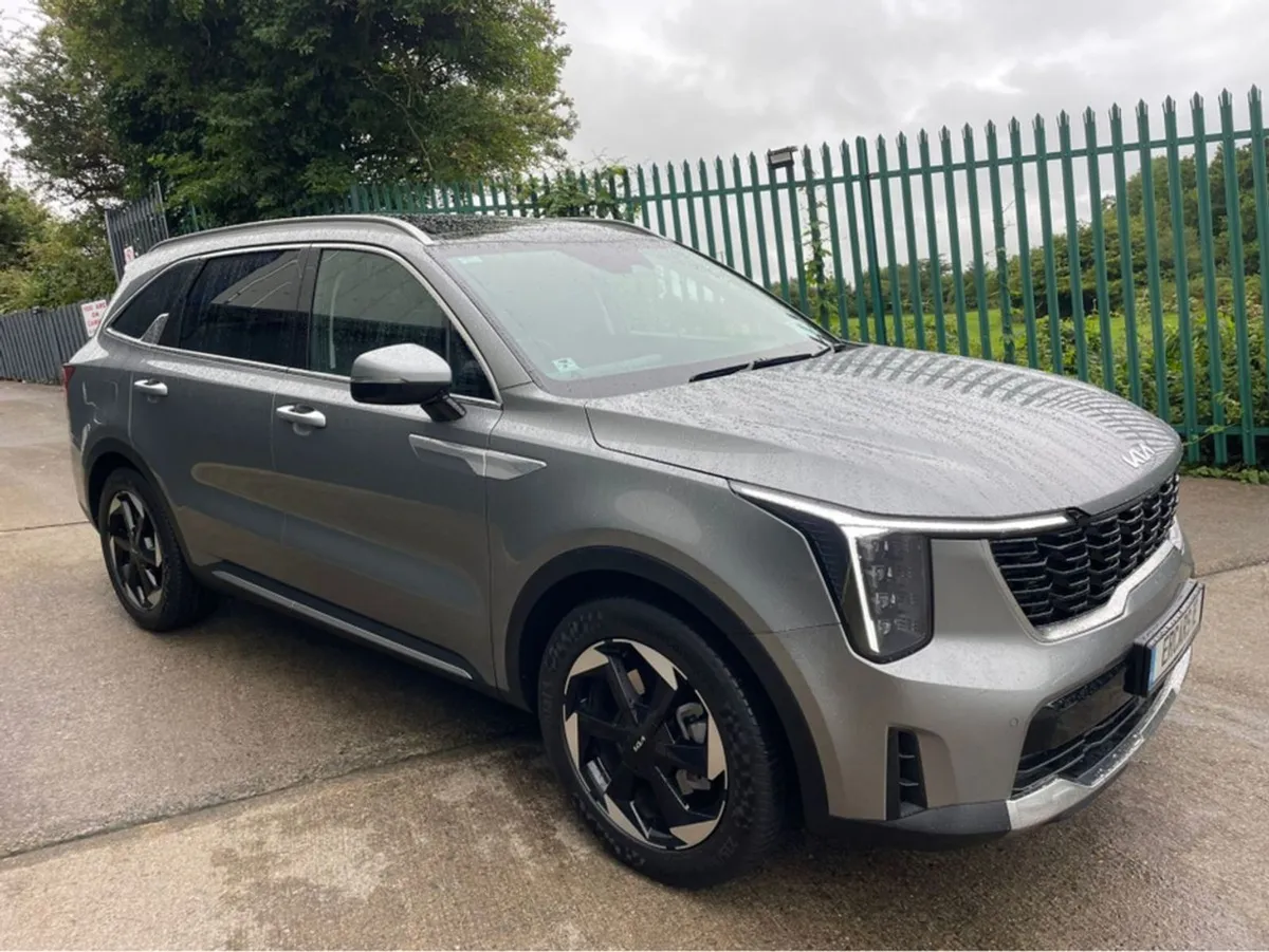 Kia Sorento 242 Phev PE 7S 4WD TOP Spec AS New - Image 2
