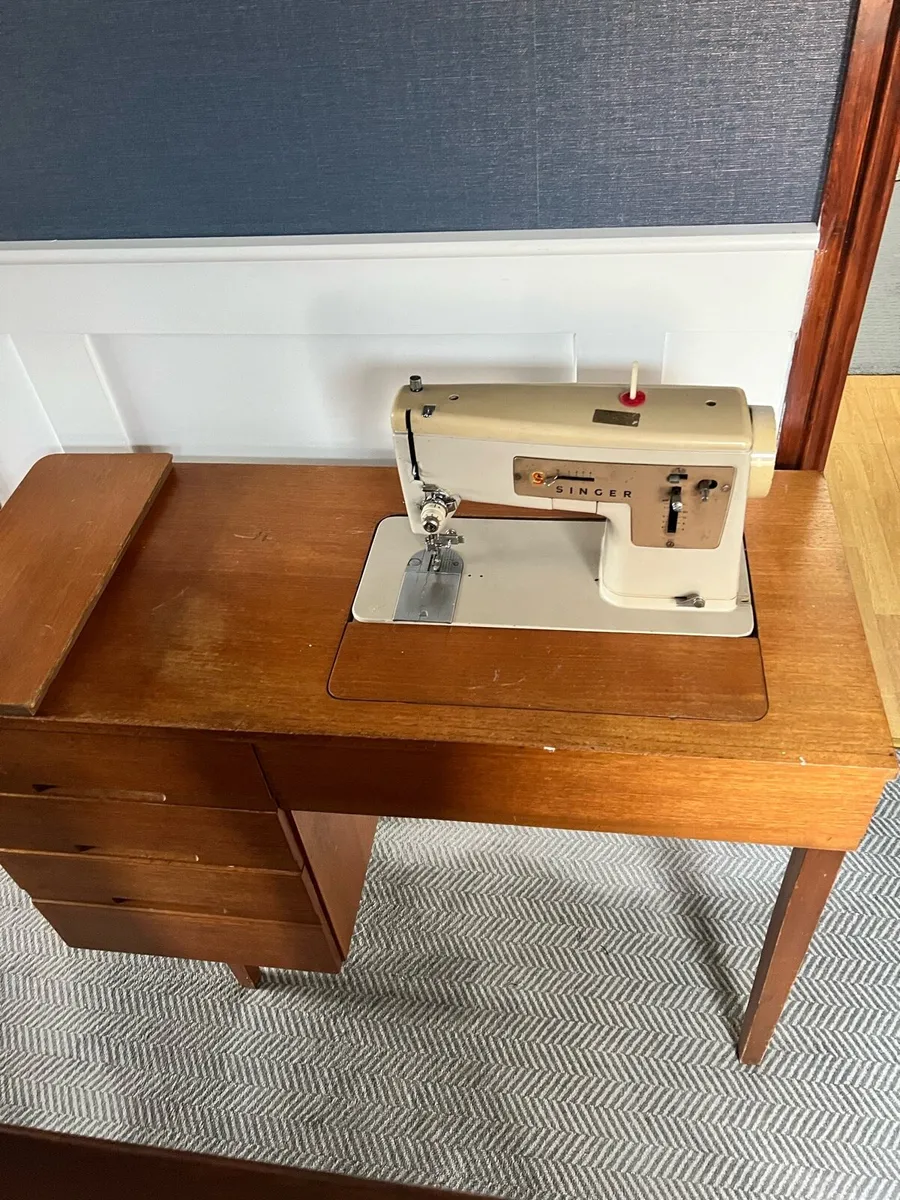 Vintage sewing machine - Image 1