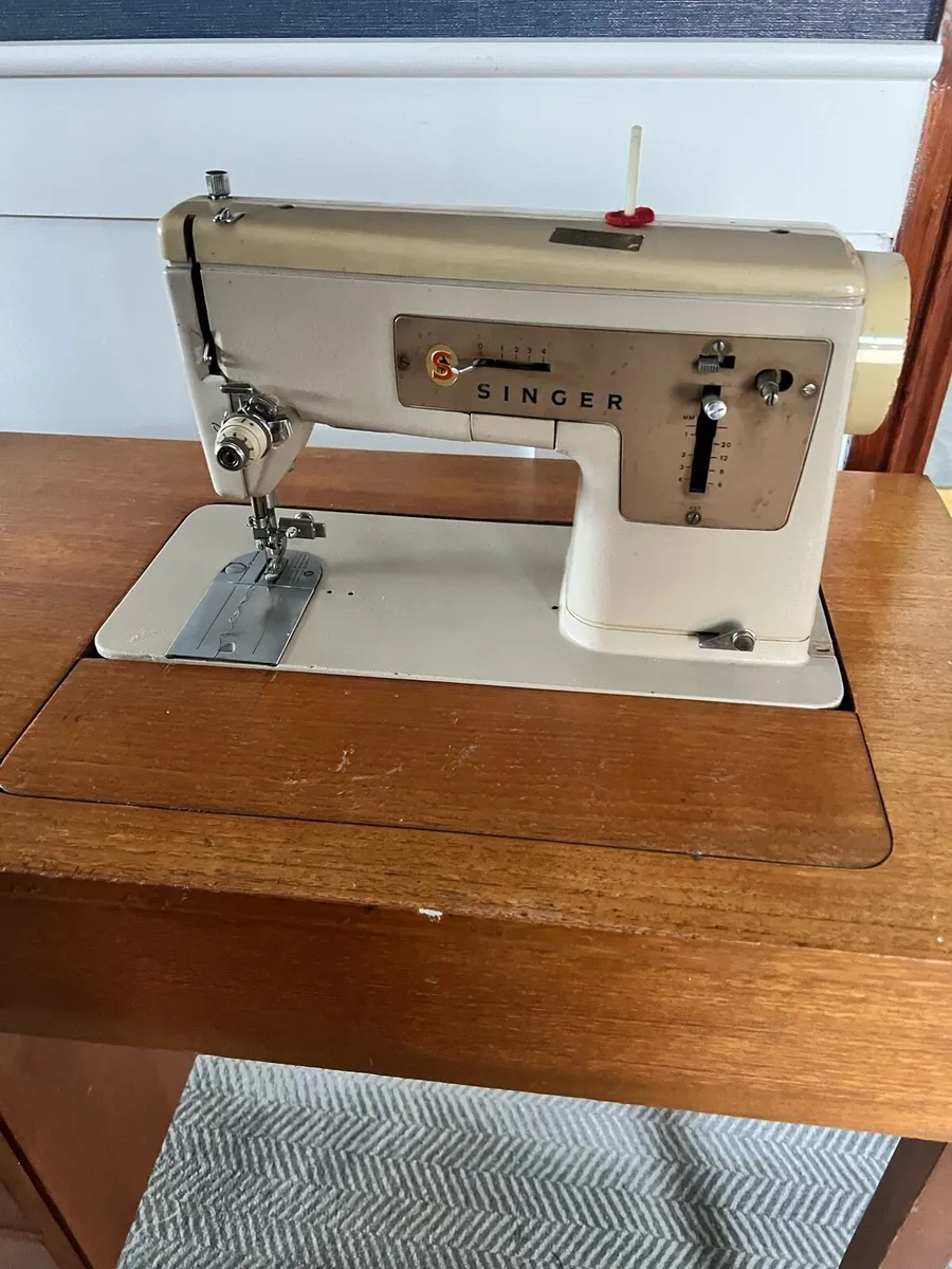 Vintage sewing machine - Image 2