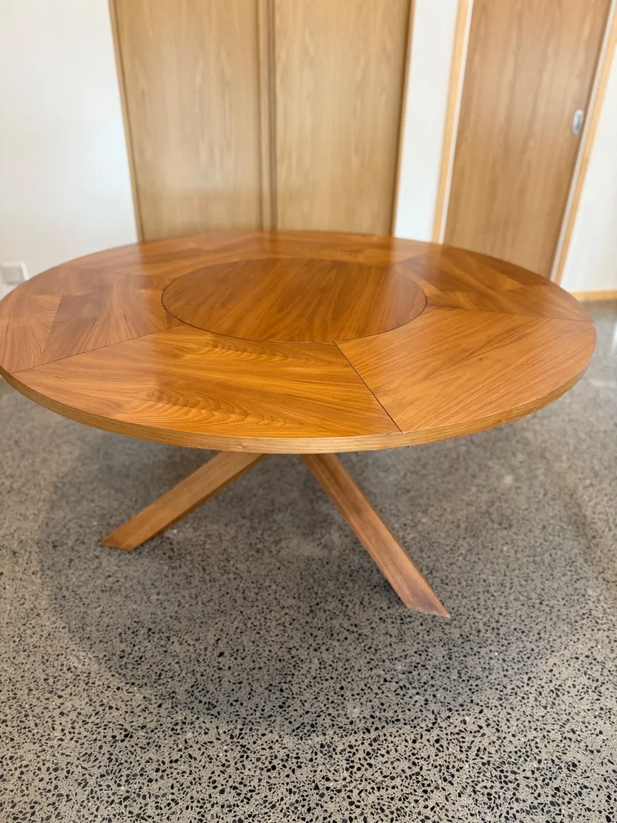 Kitchen table - Image 1