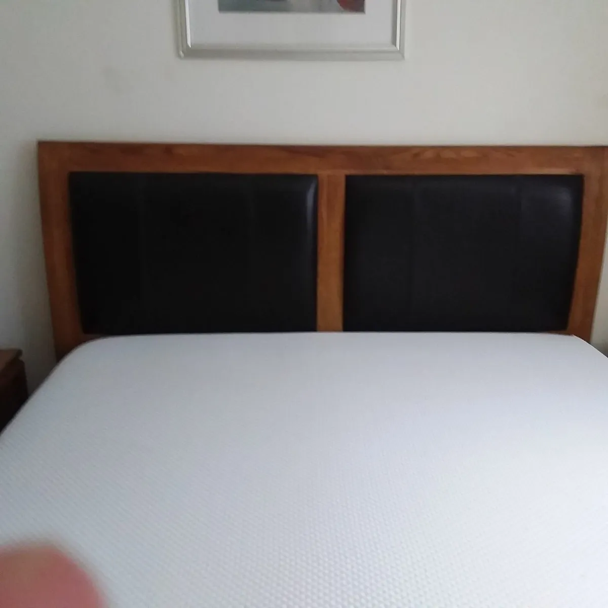 King Size Oak Bedstead & 2 Bedside Lockers - Image 1