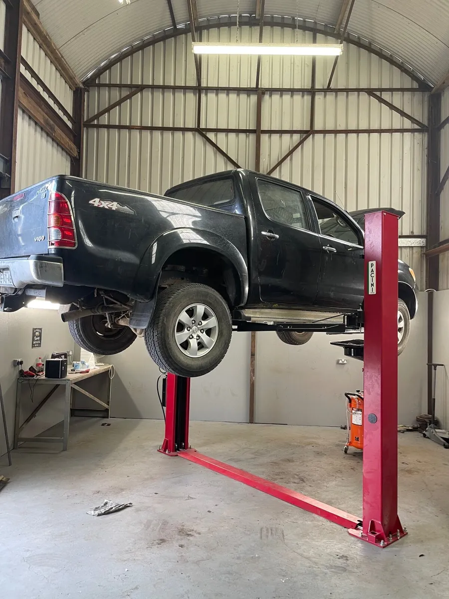 Garage lift 4 tonne can lift brand new can fit - Image 1