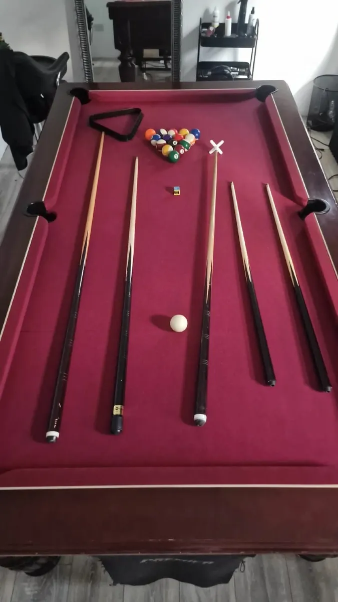 Pool table - Image 1