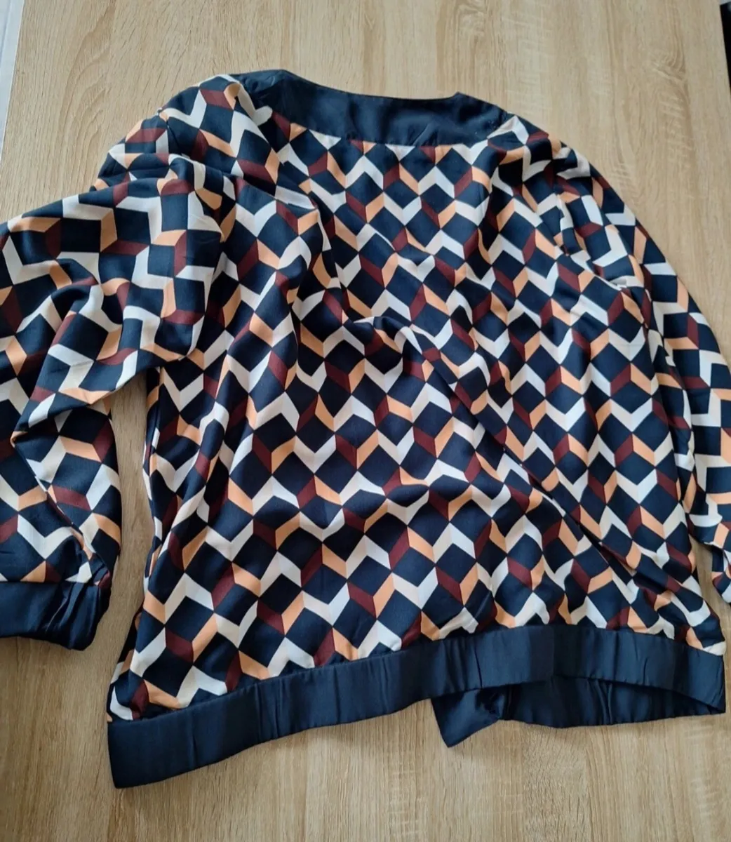 New bomber jacket edge to edge sz 22/24 - Image 2
