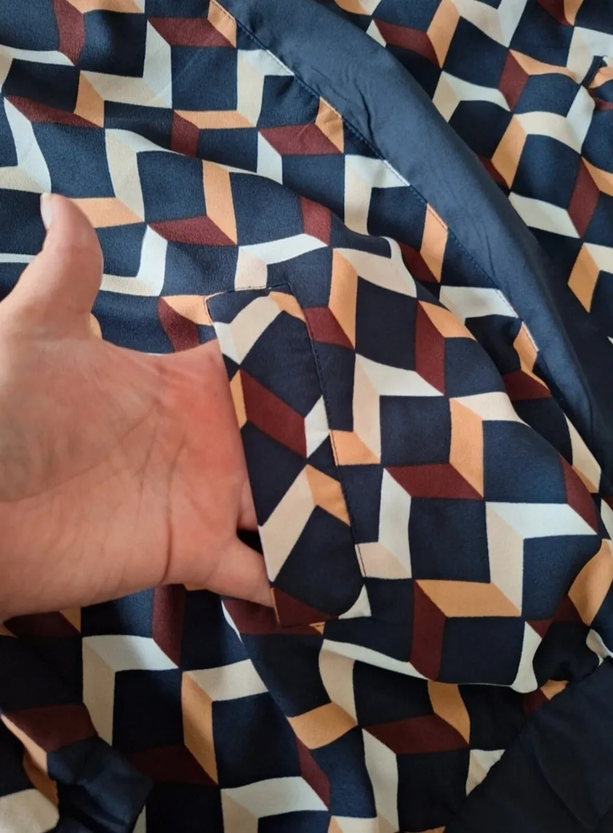 New bomber jacket edge to edge sz 22/24 - Image 4