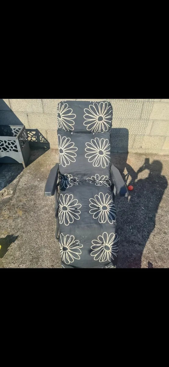 2 Outdoor Recliner chairs - Image 2