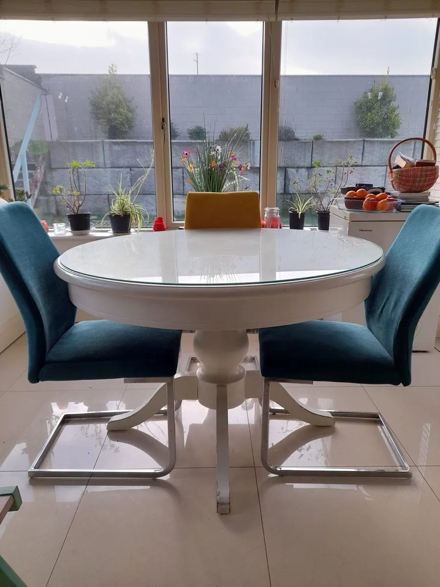 Table and chairs - Image 1