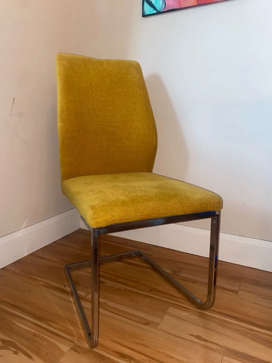 Table and chairs - Image 2