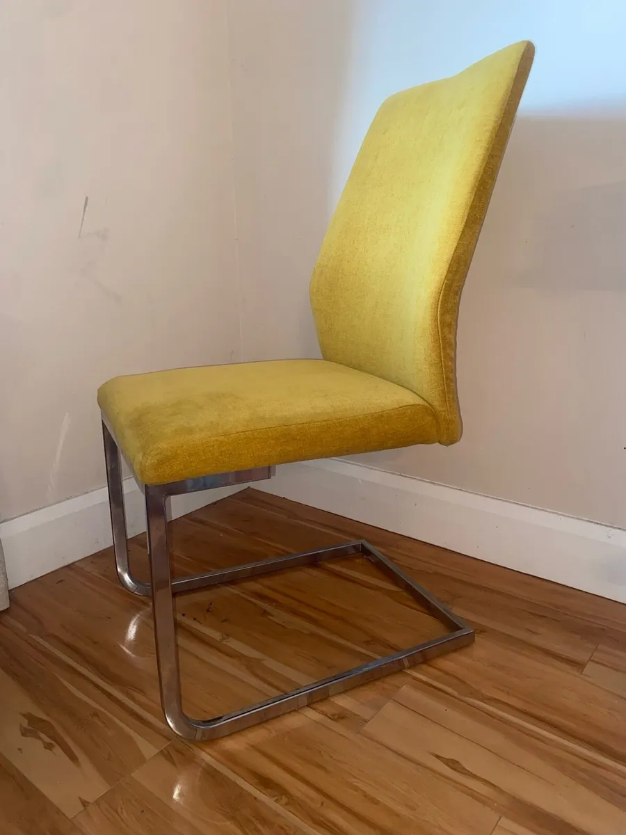 Table and chairs - Image 3