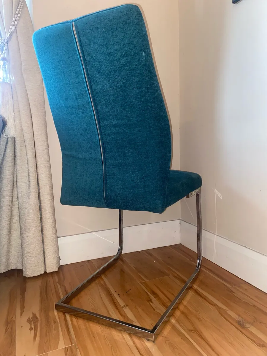 Table and chairs - Image 4