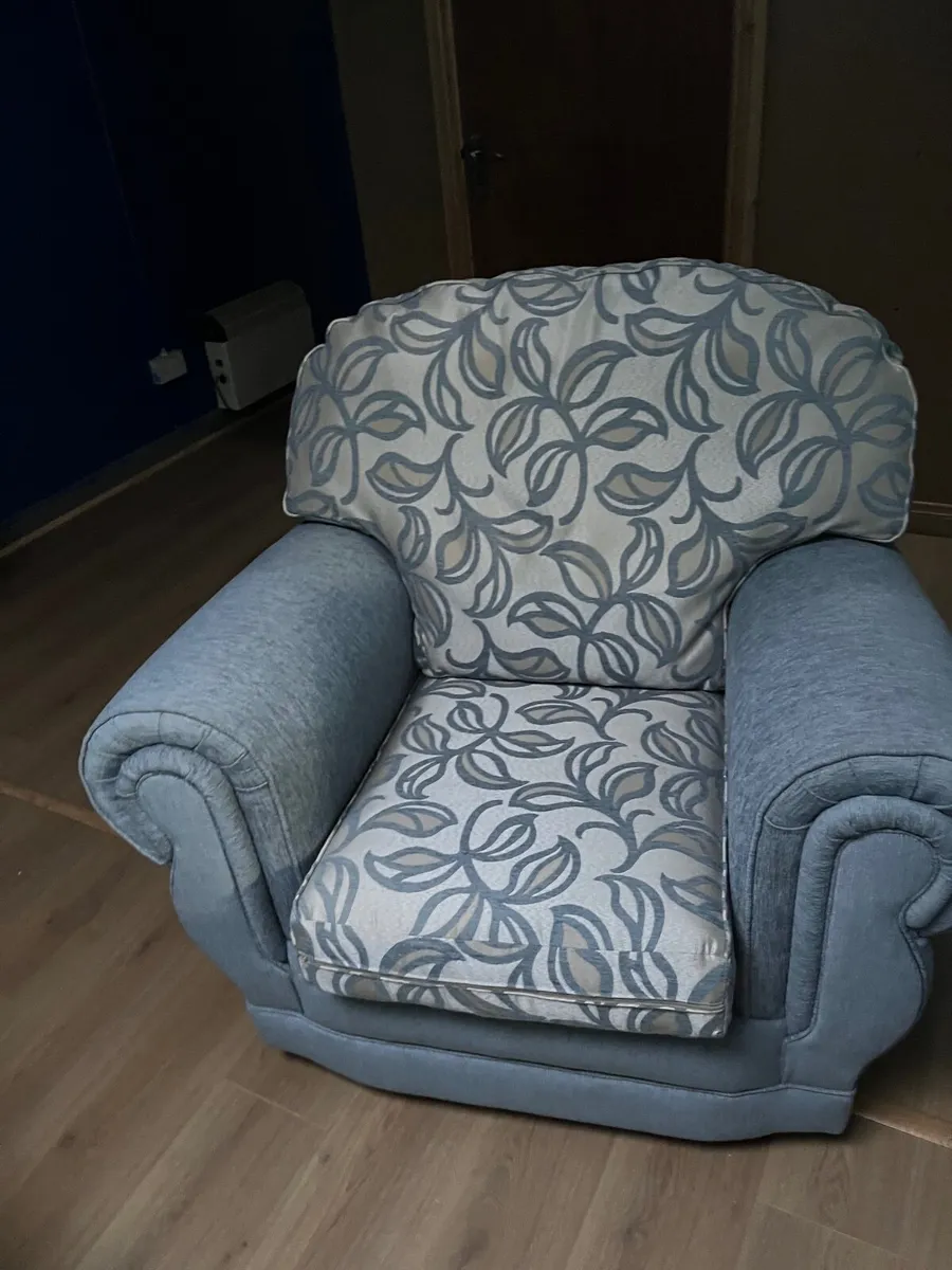 Sofa & 2 chairs - Image 1