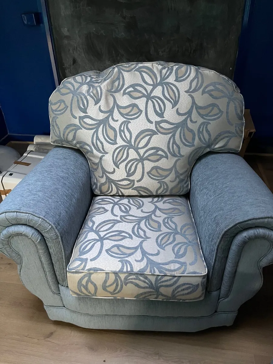 Sofa & 2 chairs - Image 2