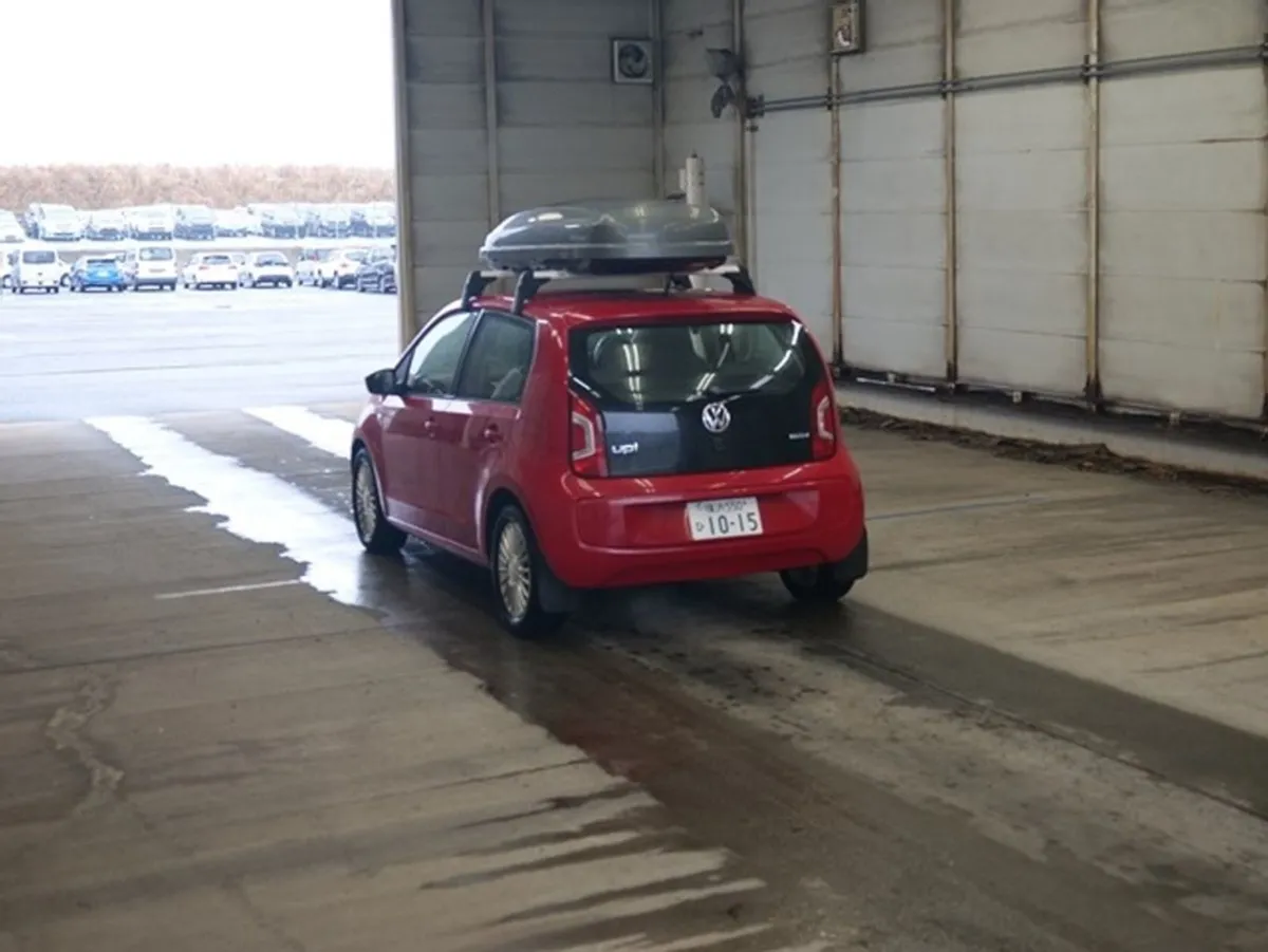 Volkswagen Beetle 1.0 Move UP  Auto - Image 2