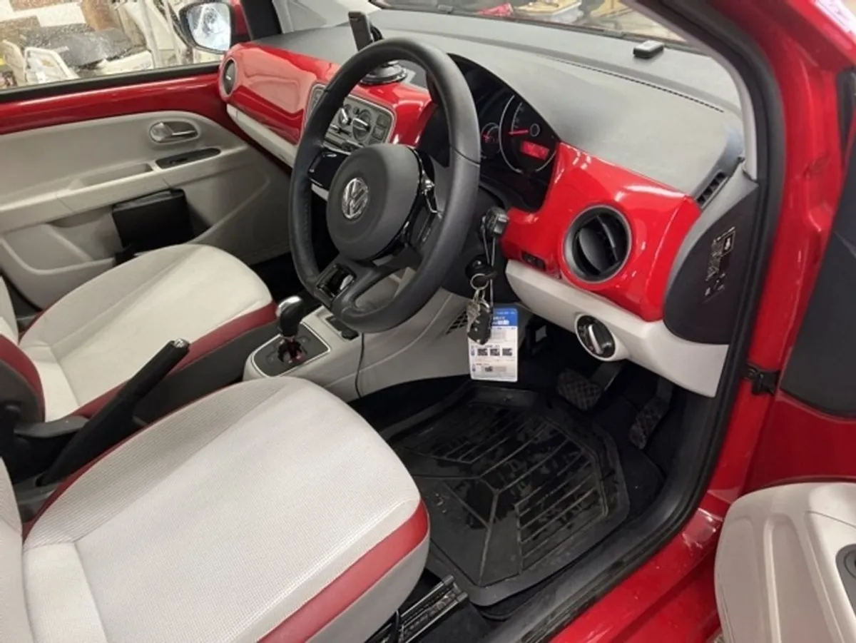 Volkswagen Beetle 1.0 Move UP  Auto - Image 3