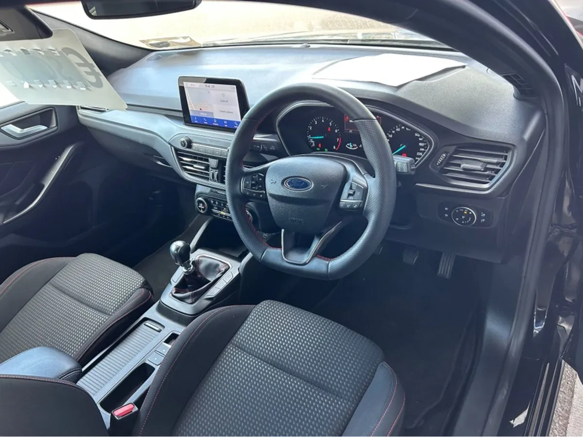 Ford Focus St-line Style 5DR 1.0t 12 125 M6 4 - Image 3