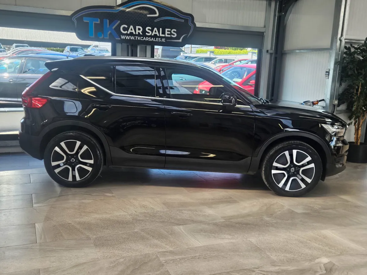 212 VOLVO XC40 HYBRID - Image 4