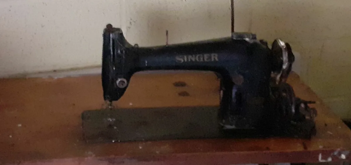Singer Sewing Machine - Image 2