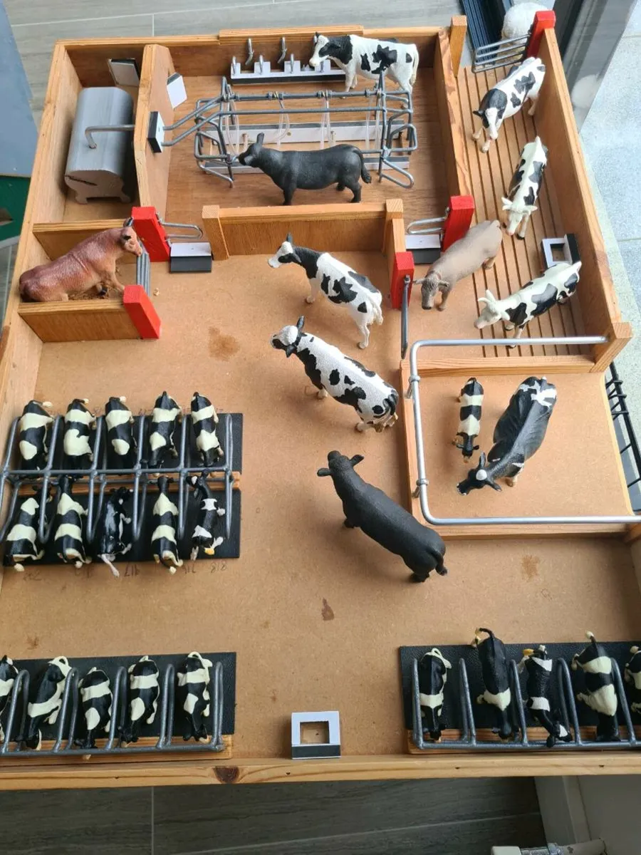 Farm Milking Parlour, Mart, Shed, Cattle & Truck. - Image 4