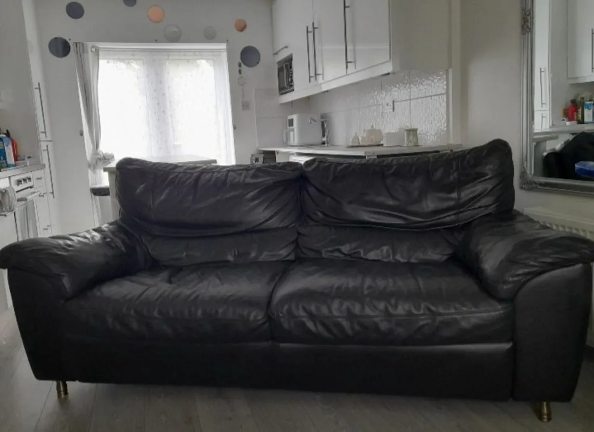 Italian Leather Sofa. Seats 3 or 4 people - Image 1