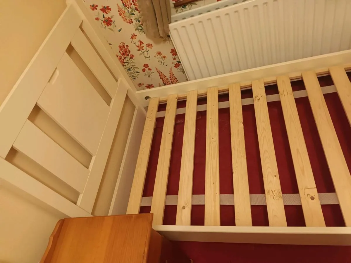 Single bed - Image 2