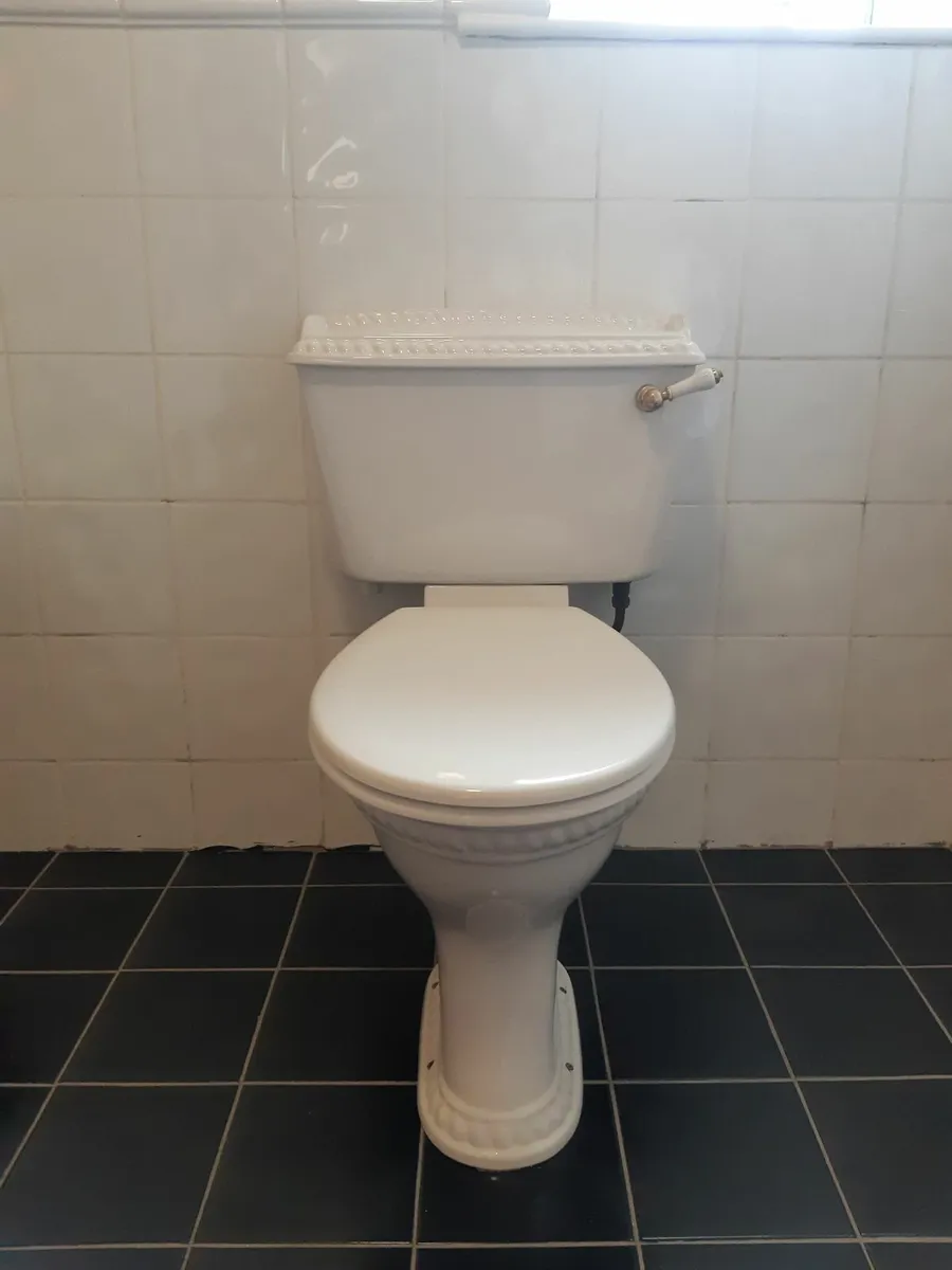 Bathroom suite - Image 4