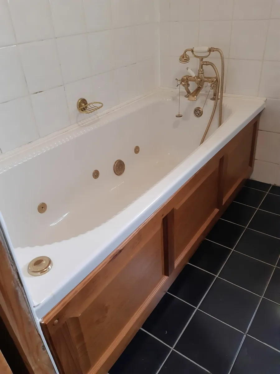 Bathroom suite - Image 1