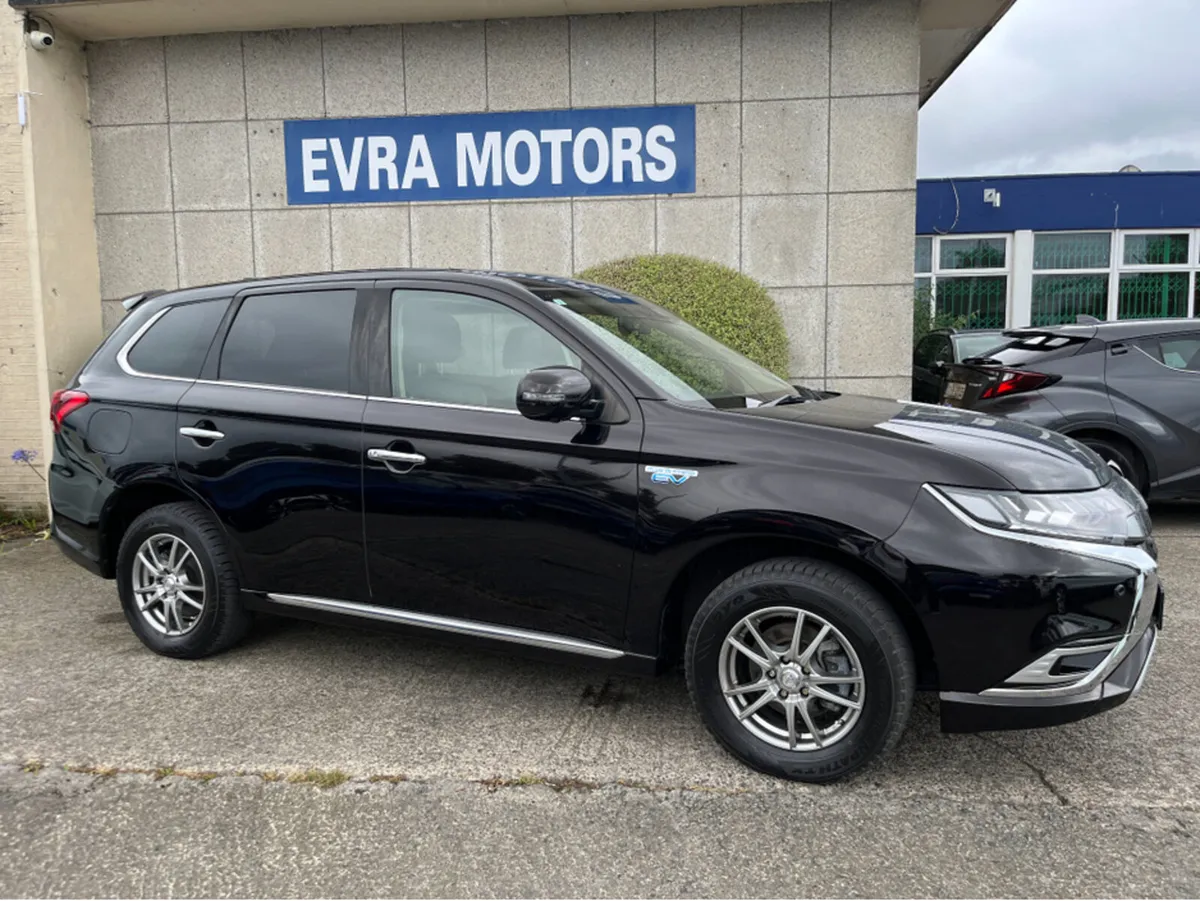 Mitsubishi Outlander G 4WD PHEV HYBRID PLUS 2.4 PE - Image 3