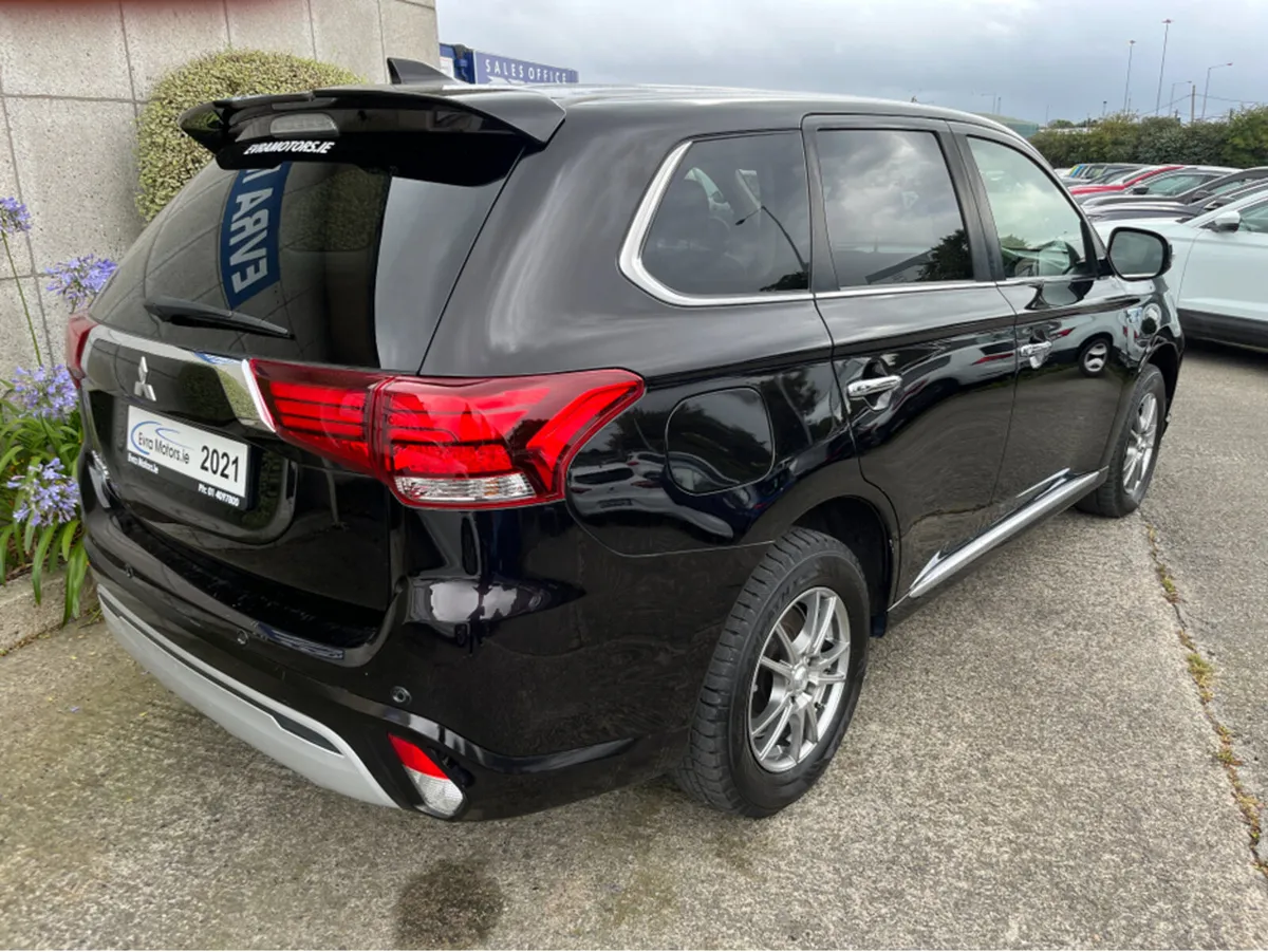 Mitsubishi Outlander G 4WD PHEV HYBRID PLUS 2.4 PE - Image 4