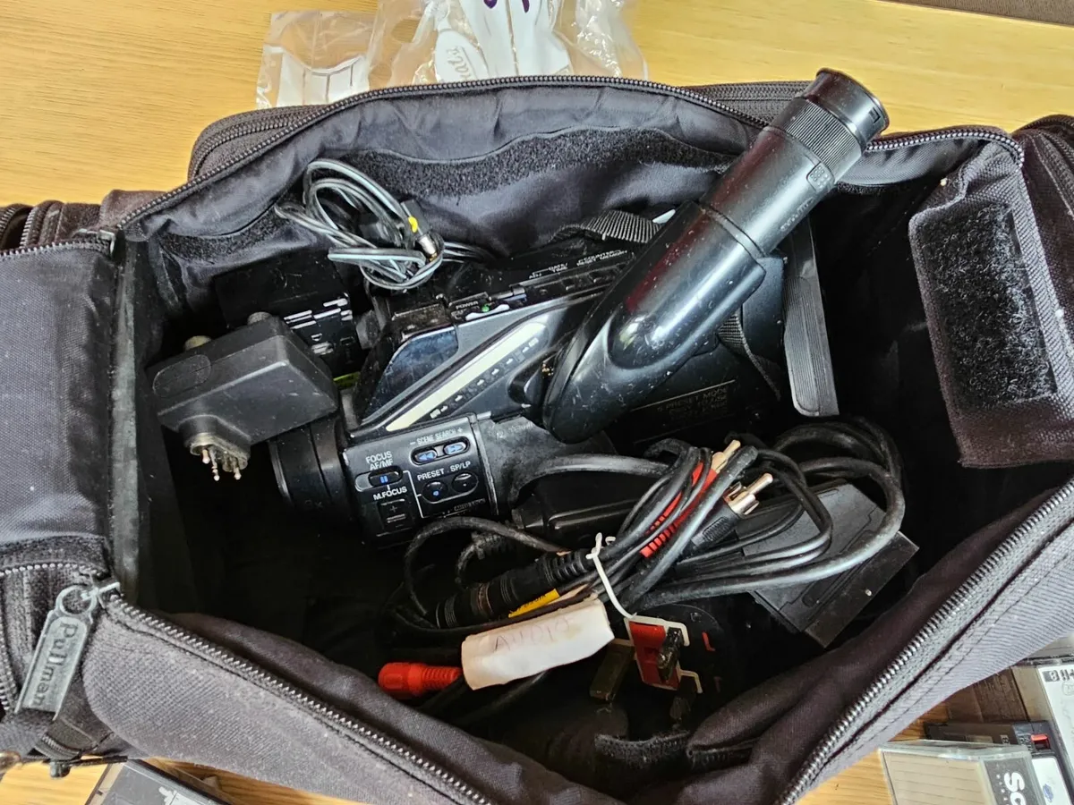 Sanyo Hi8 camcorder VM-RZ Needs repair - Image 2