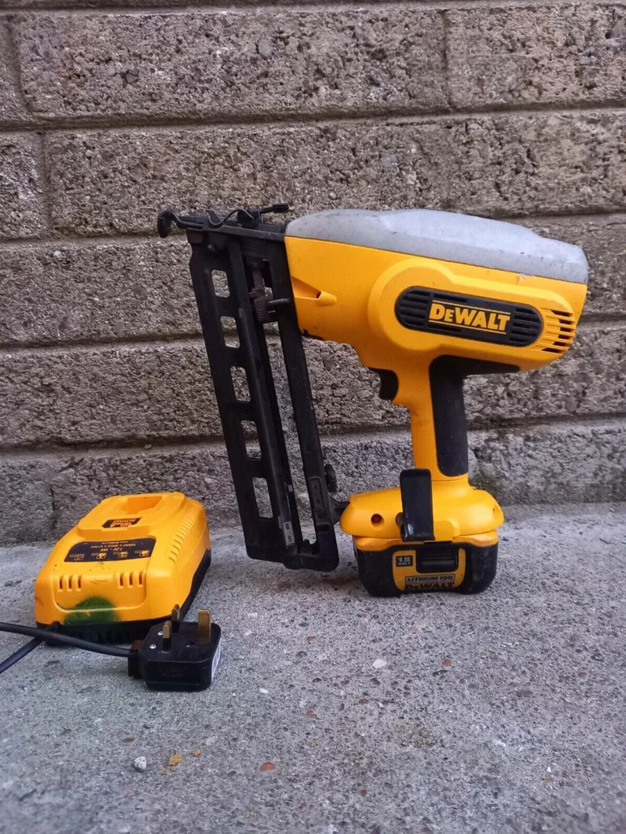 DeWalt 2nd Fix Nail Gun - Image 2
