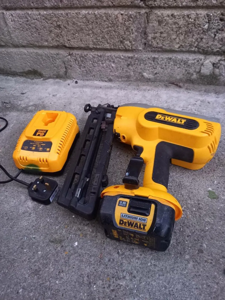 DeWalt 2nd Fix Nail Gun - Image 3
