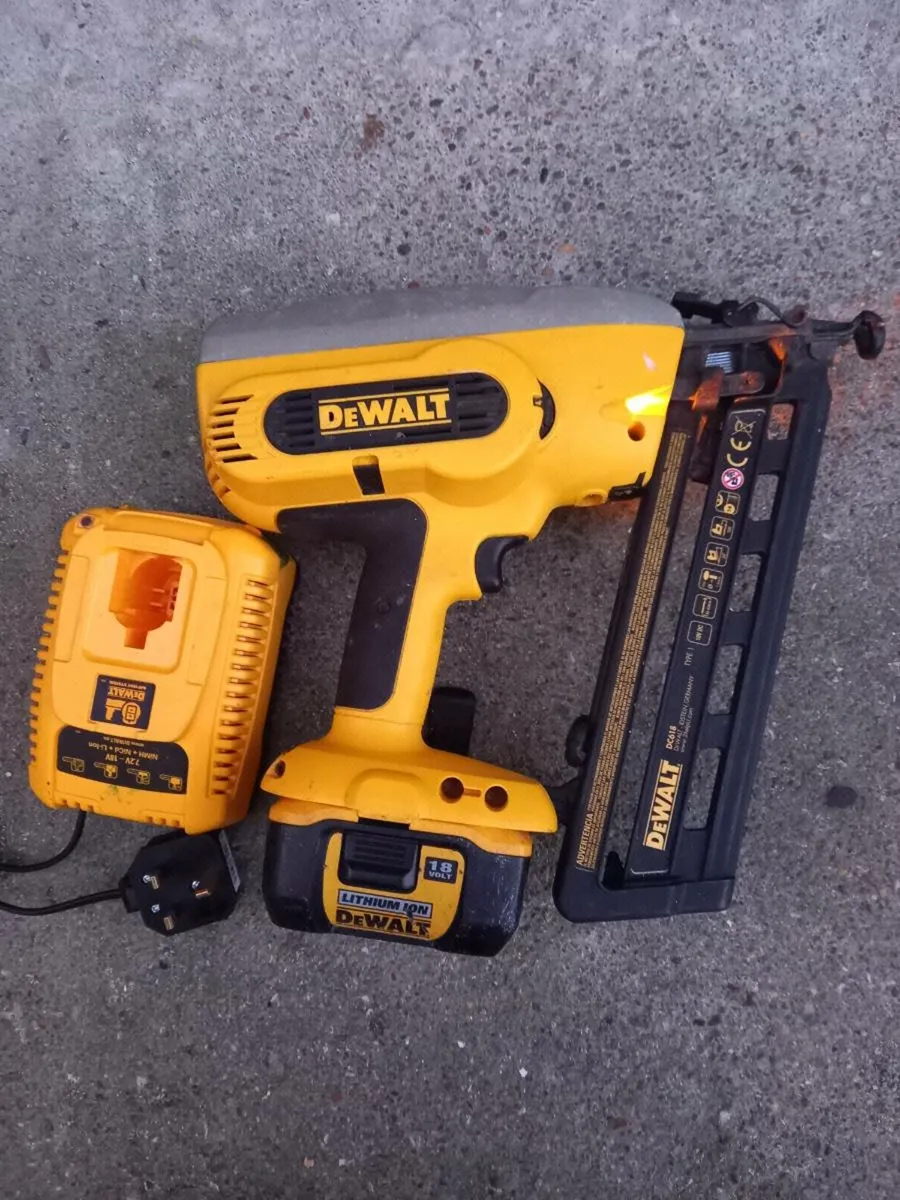 DeWalt 2nd Fix Nail Gun - Image 4