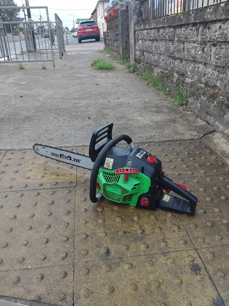 Big cahinsaw running very well priced - Image 1