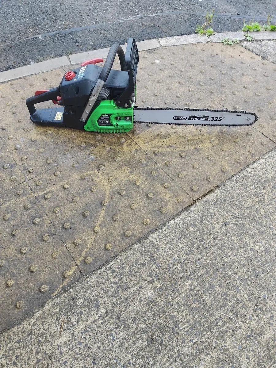 Big cahinsaw running very well priced - Image 2