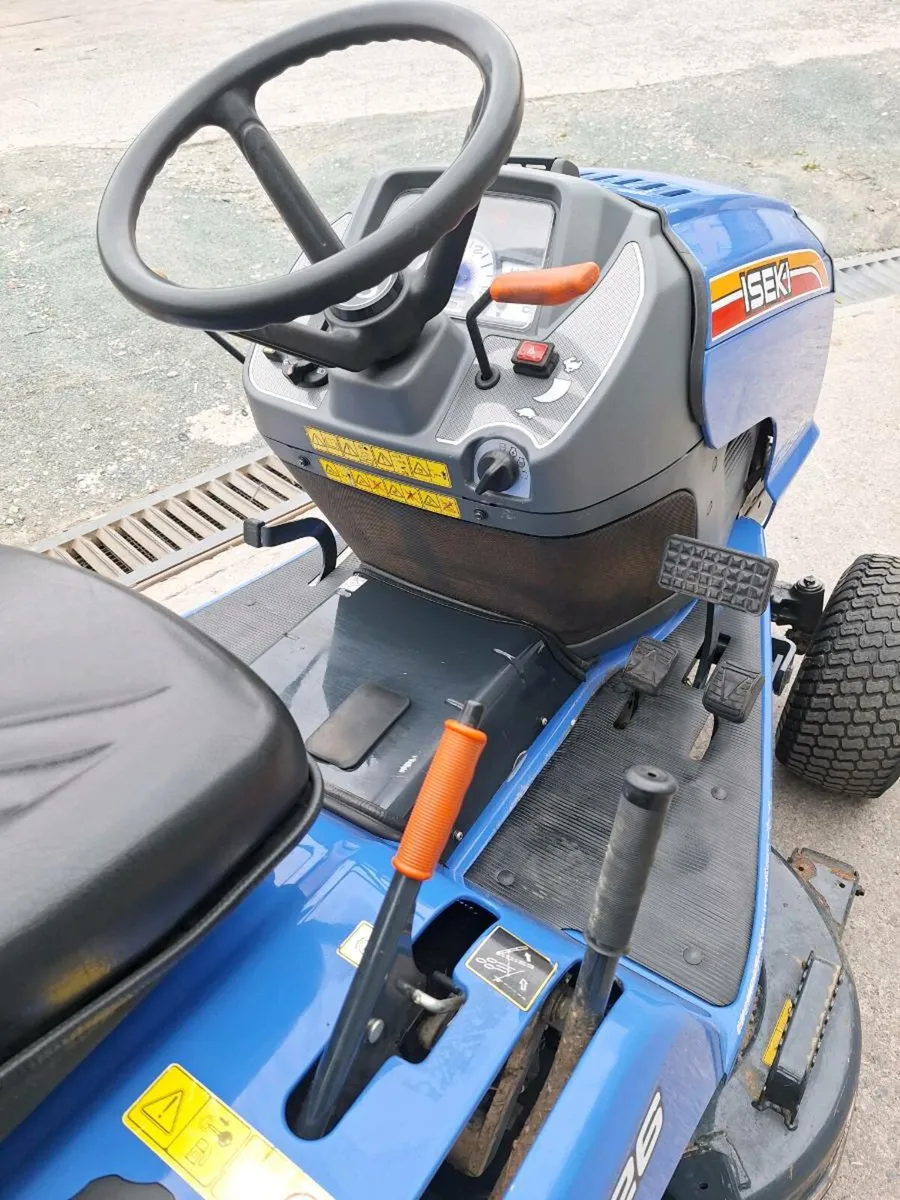 Iseki sxg326 ride on mower - Image 4