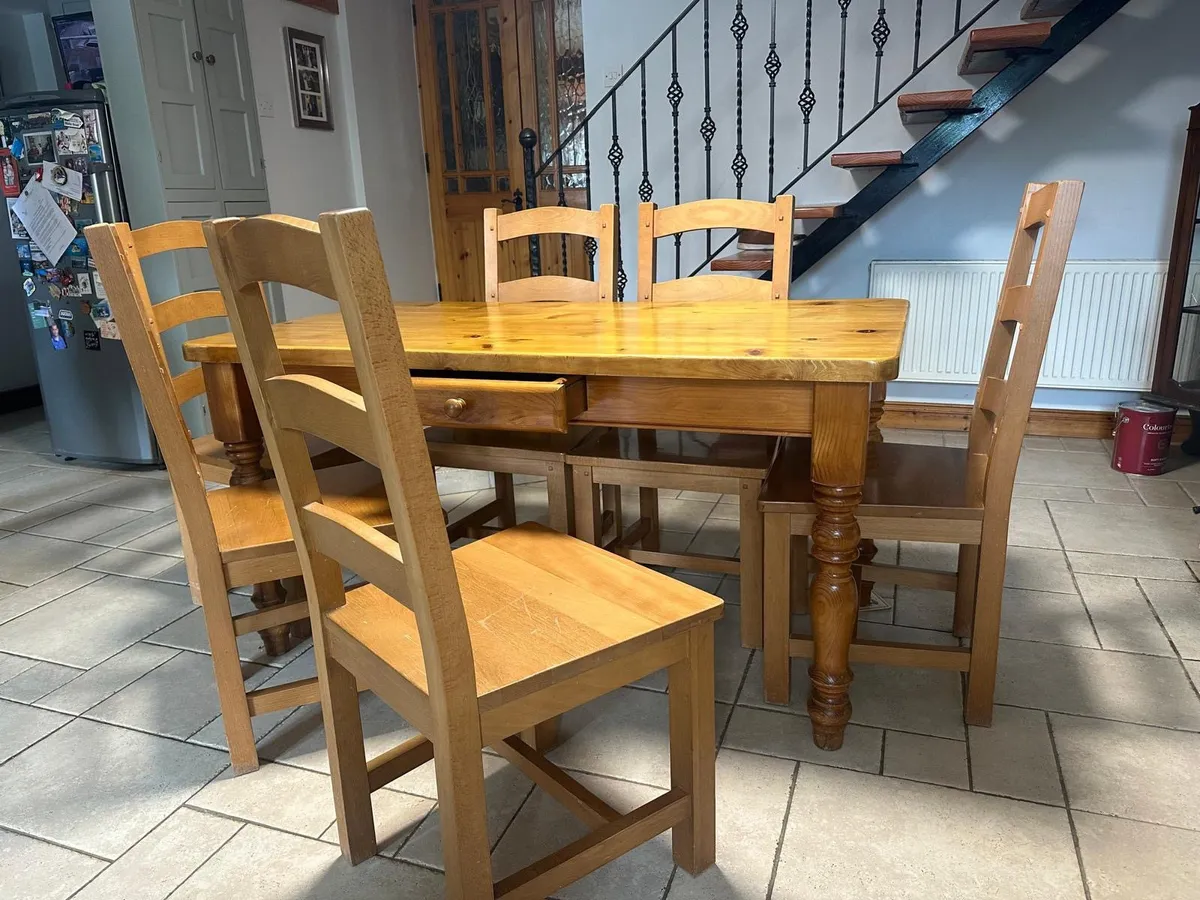 Kitchen table and chairs - Image 1