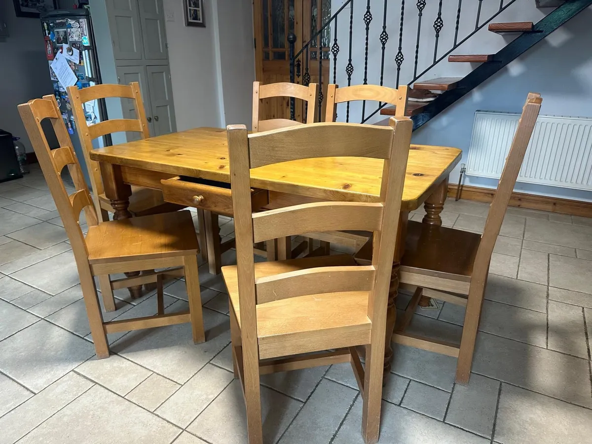 Kitchen table and chairs - Image 2