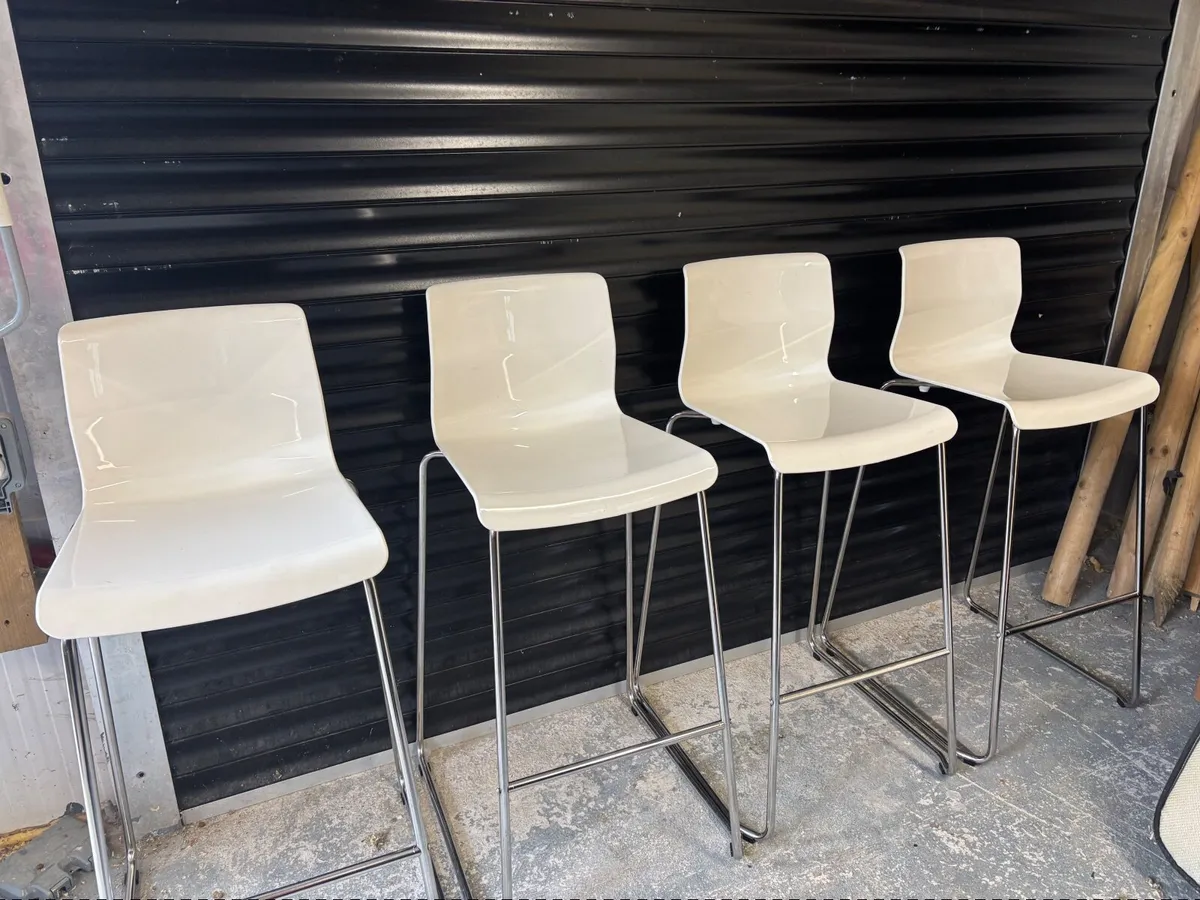Table and chairs , bar / breakfast bar - Image 1