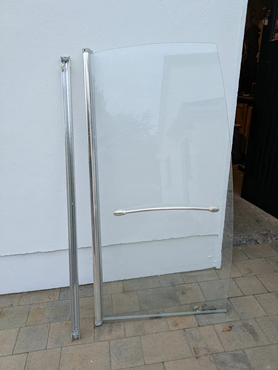 Bath shower screen