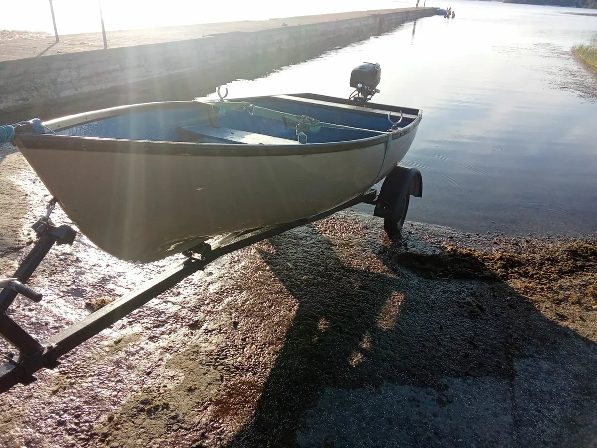 10 ft Fiberglass boat+ trailer - Image 3