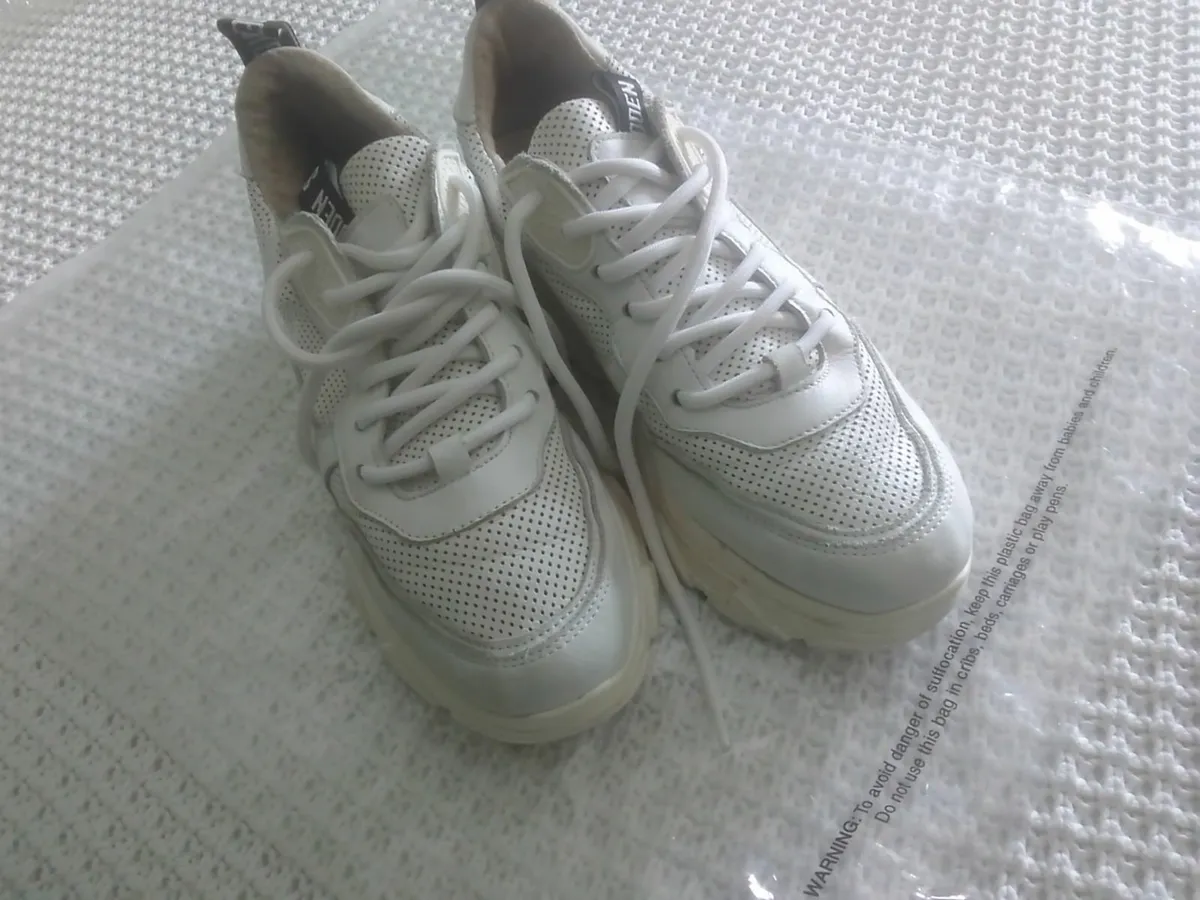 STEVE MADDEN WHITE LEATHER CHUNKY TRAINERS SIZE 5 - Image 1