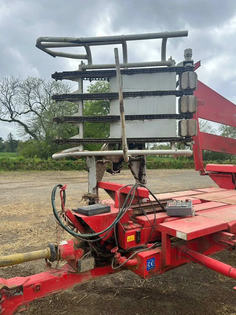 Square bale chaser - Image 1