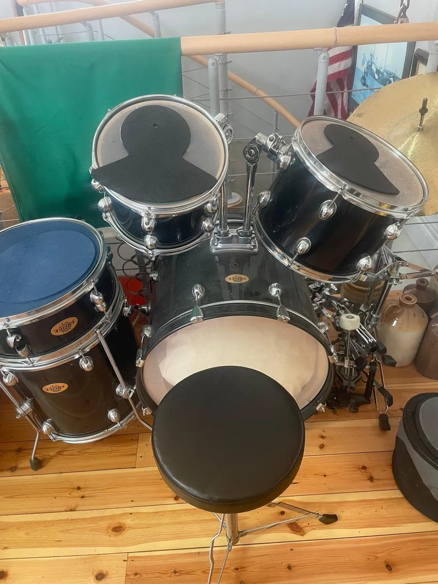 Pearl Target series drums with throne seat - Image 1