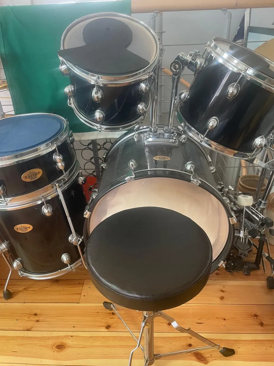 Pearl Target series drums with throne seat - Image 3