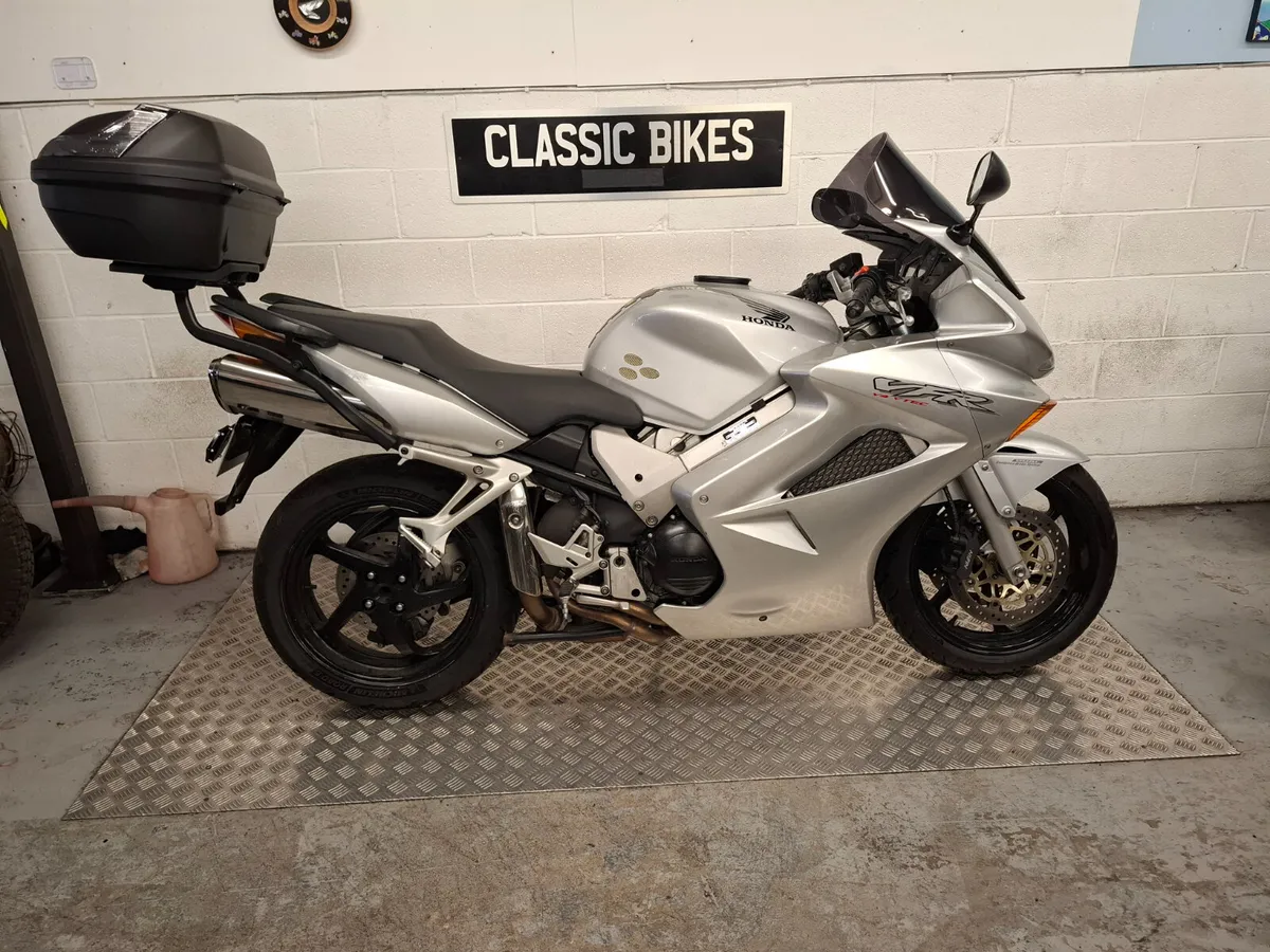 Honda VFR 800 2004 - Image 1