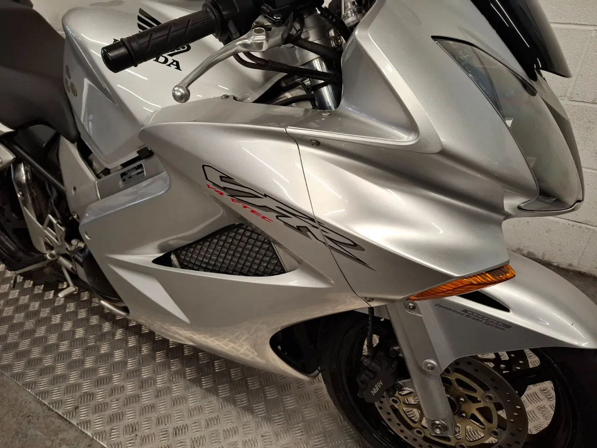 Honda VFR 800 2004 - Image 4