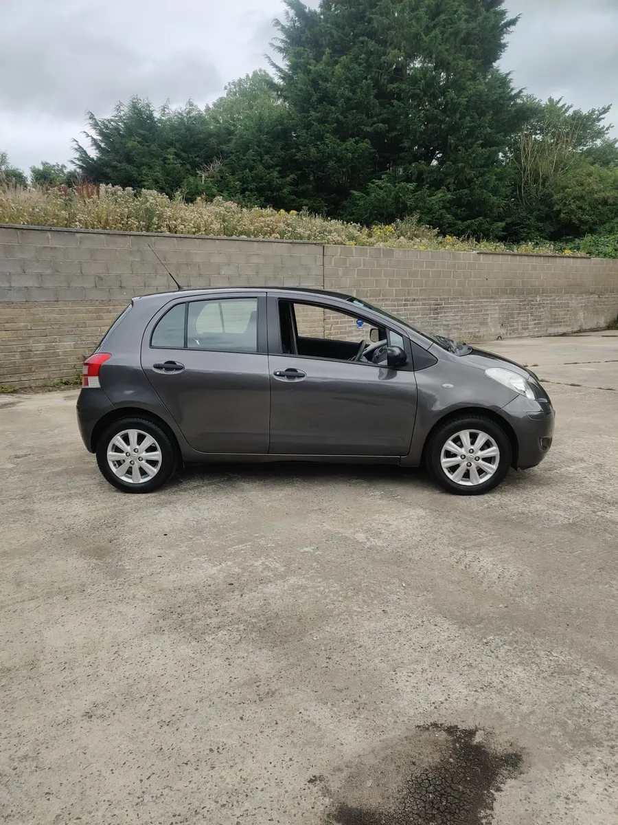 Toyota Yaris 2011 - Image 2