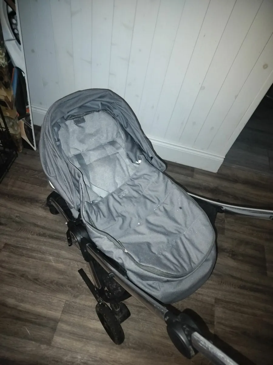Baby travel system buggy and car seat - Image 2